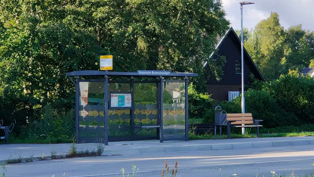 Busshållplatsen Skateholm Brunnsbovägen med väderskydd