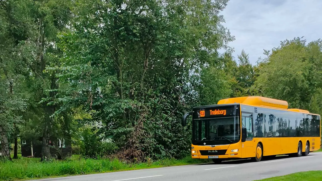 Skånetrafikens gula buss mot Trelleborg
