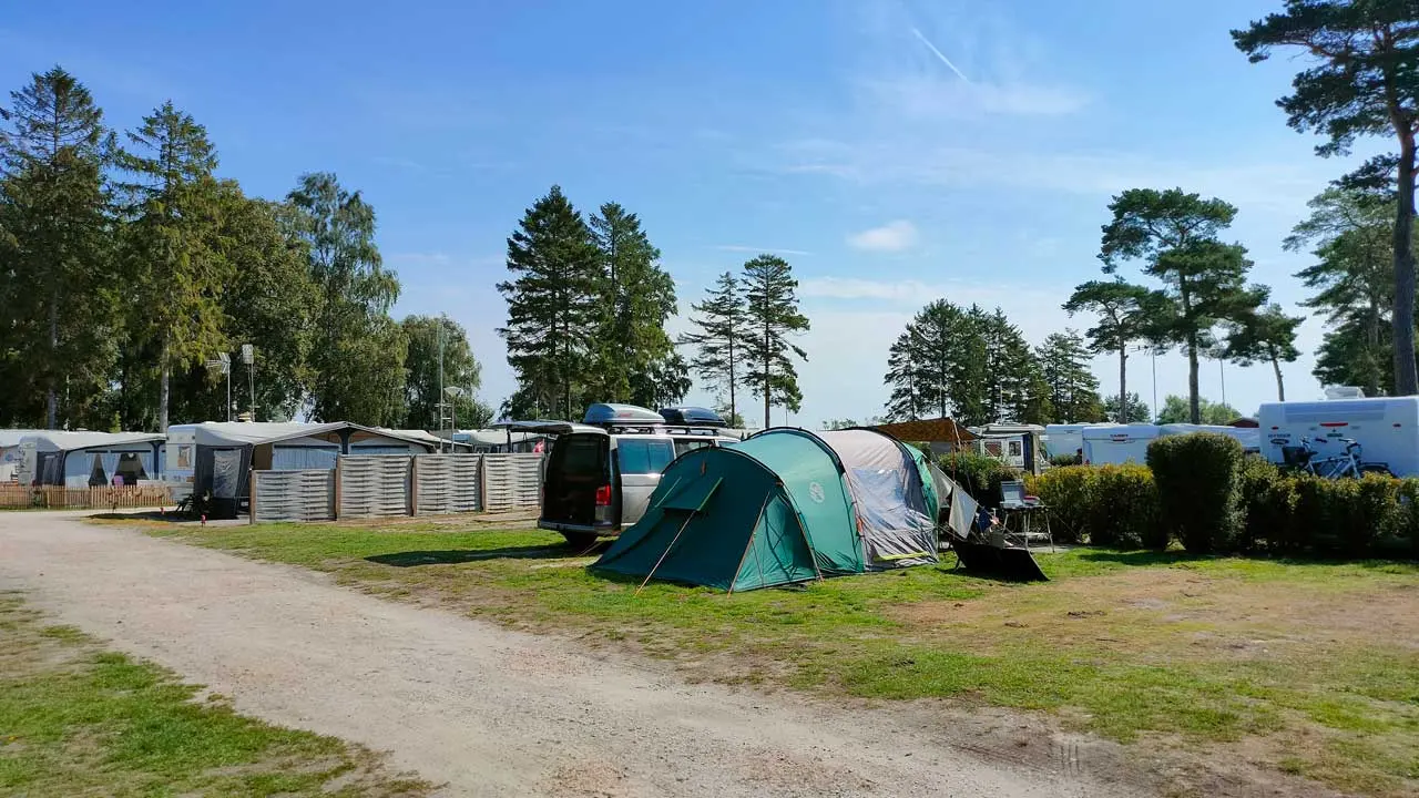 Tält på gräsytan vid tältområdet