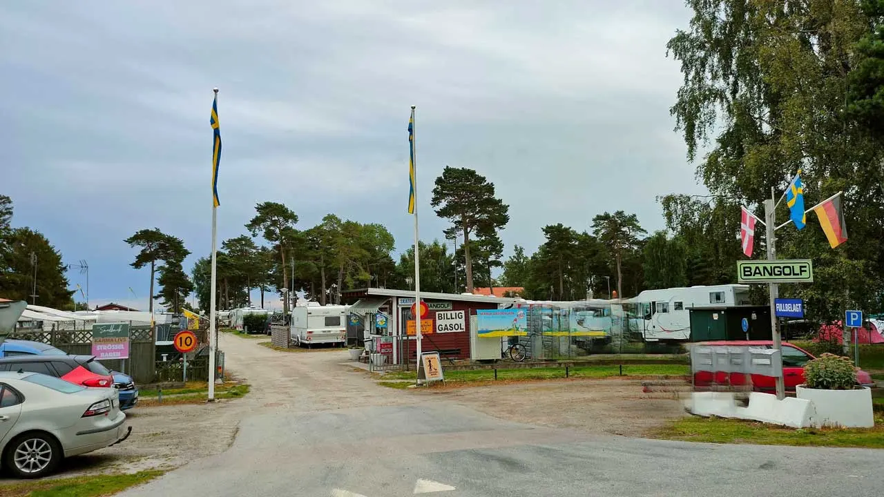 Infarten till Skateholms Camping med flaggor