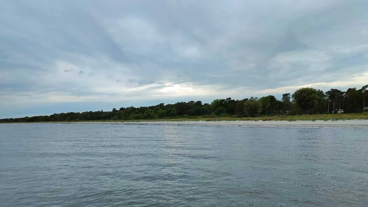 Havet och kusten sedda från en brygga