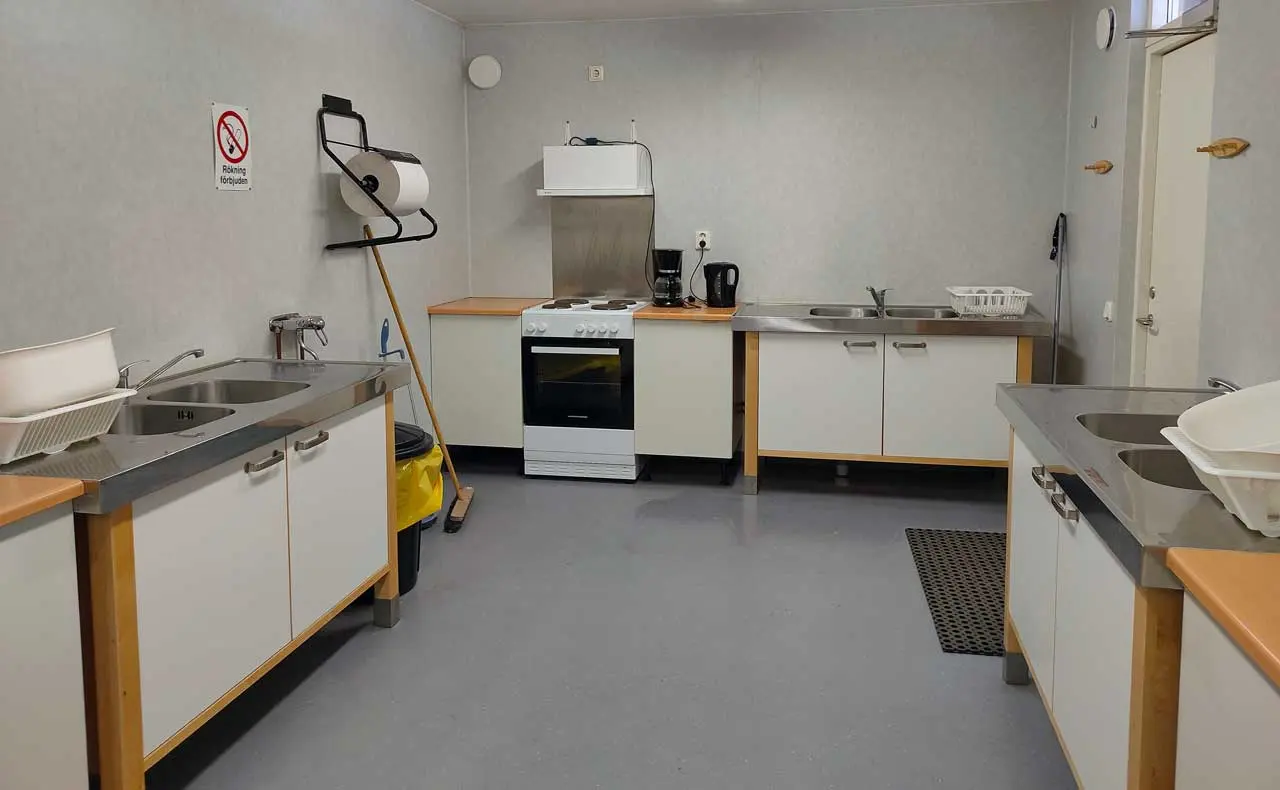 Servicehusets kök med spis och bänkar