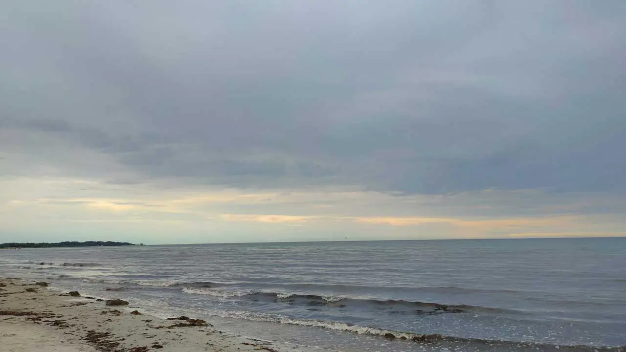 Strandkanten en molnig dag
