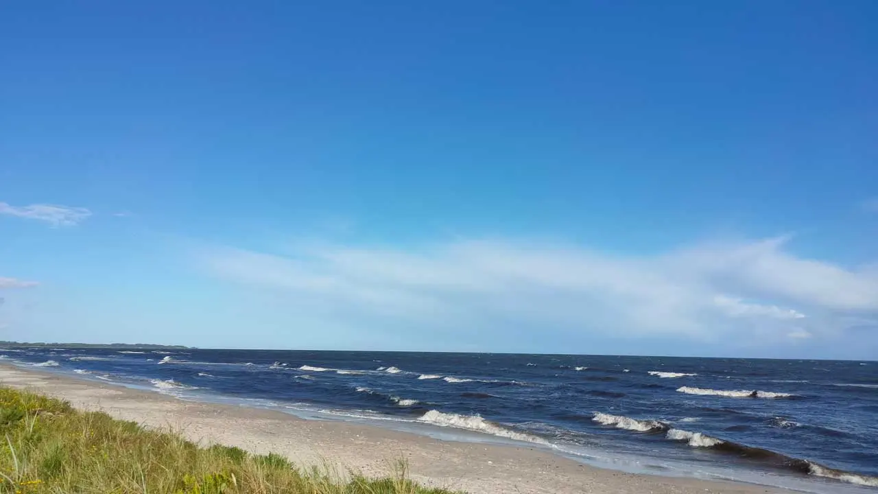 Vågor som rullar in mot stranden